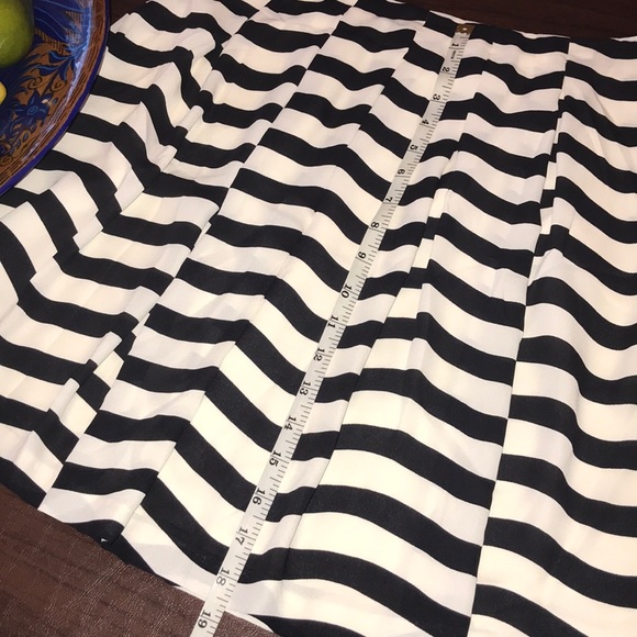 NWOT, Banana Republic pleated skirt. - Picture 8 of 8